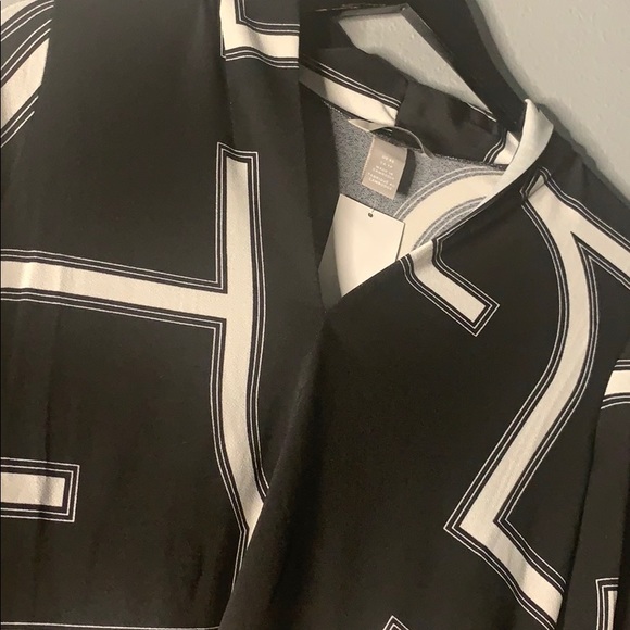 Black stretchy H&M BLOUSE! 🖤🤍 - Picture 3 of 8